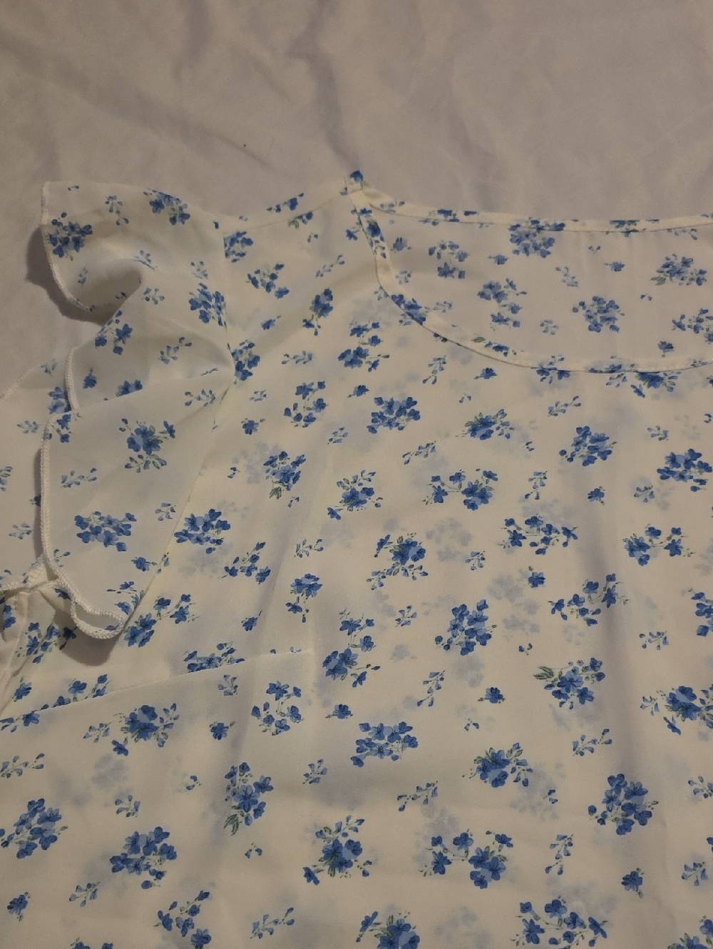 💥5 For $20 White & Blue Floral Ruffle Sleeve Top - Picture 7 of 9